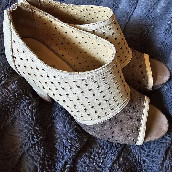 Size 40 Gold Button Cream & Taupe Flowered Shootie - Picture 8 of 16